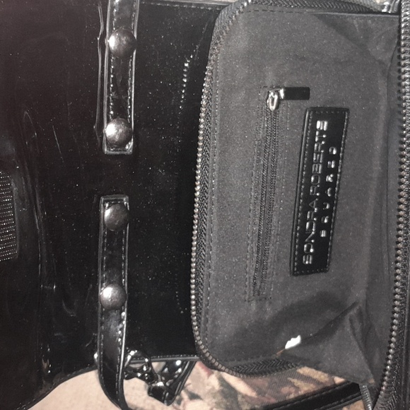 🌺SONDRA ROBERTS BLACK PAYENT LEATHER Crossbody - Picture 3 of 7